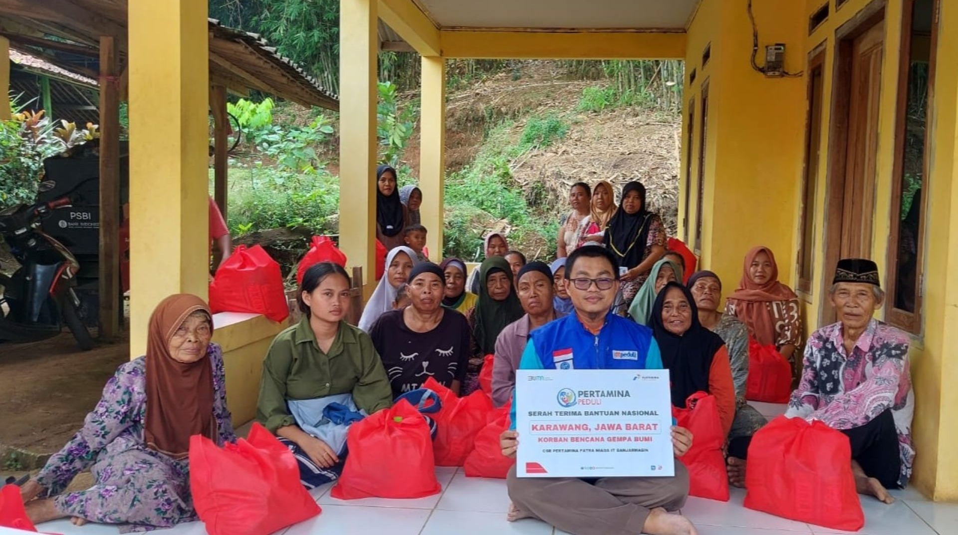 Pertamina Patra Niaga IT Banjarmasin Salurkan Bantuan Gempa melalui DT Peduli untuk Korban Gempa di Karawang