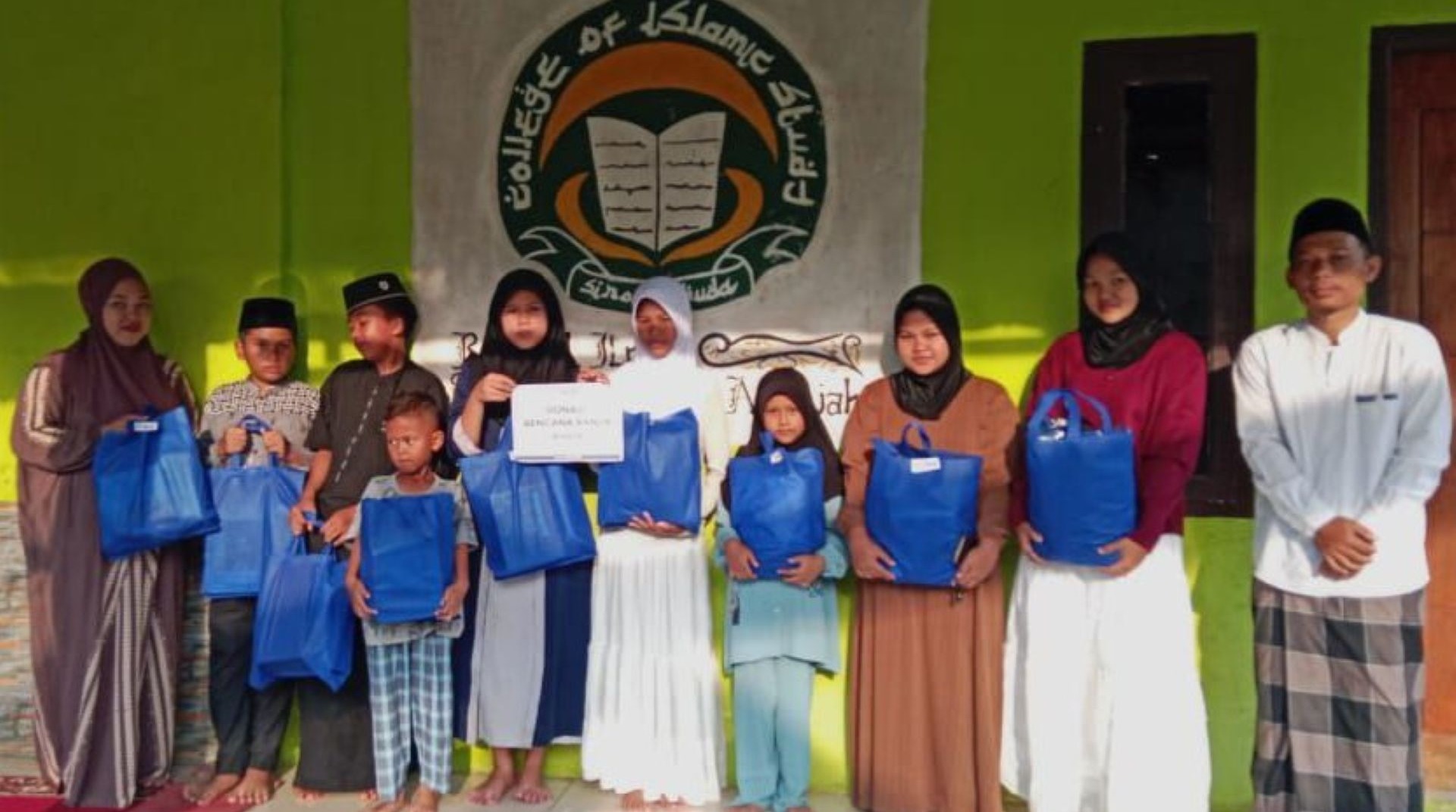 Bantuan DT Peduli Kembalikan Senyum Anak-Anak Korban Banjir Cimulang 