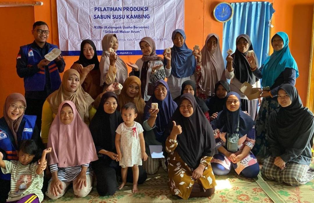 DT Peduli Solo Berdayakan Perempuan Sragen lewat Bantuan Modal Usaha Produksi Sabun Natural 