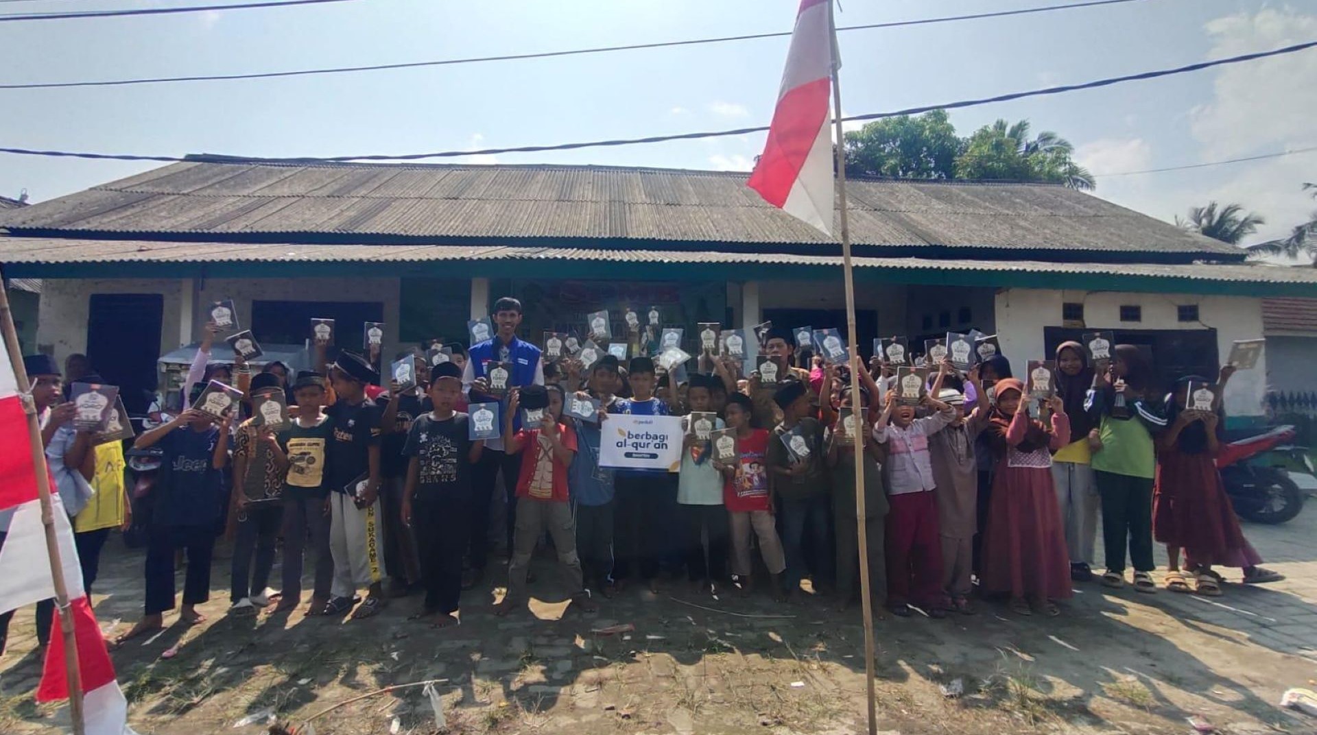 DT Peduli Salurkan Bantuan Iqra untuk Santri Mathla’ul Anwar Pandeglang 