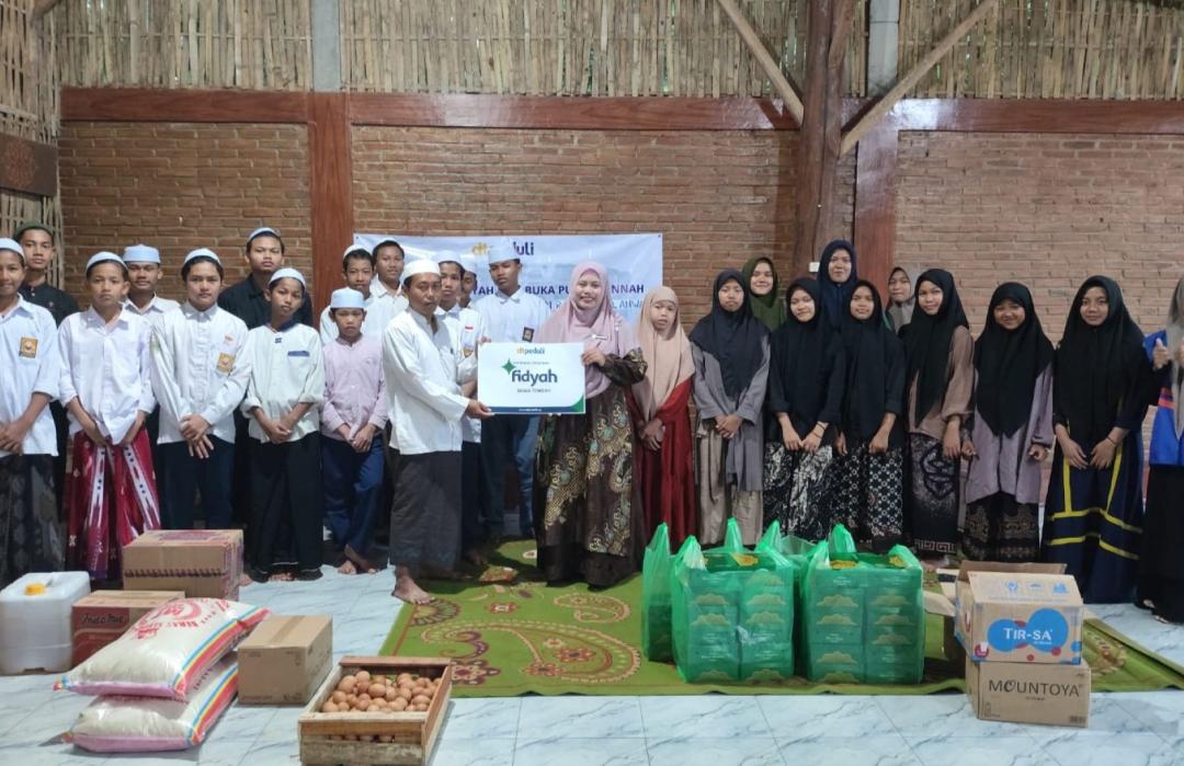 Hadirkan Senyum Hangat Anak Yatim, DT Peduli Jateng Salurkan Fidyah dan Sembako di Panti Asuhan Roudhotul Anwar 