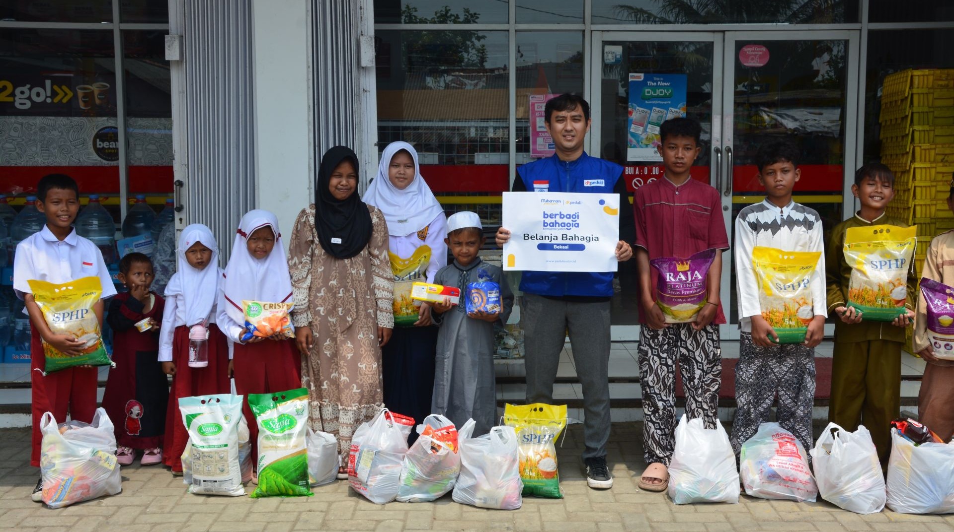 DT Peduli Bekasi Tebar Kebahagiaan Bersama Anak Yatim di Ujung Bekasi 