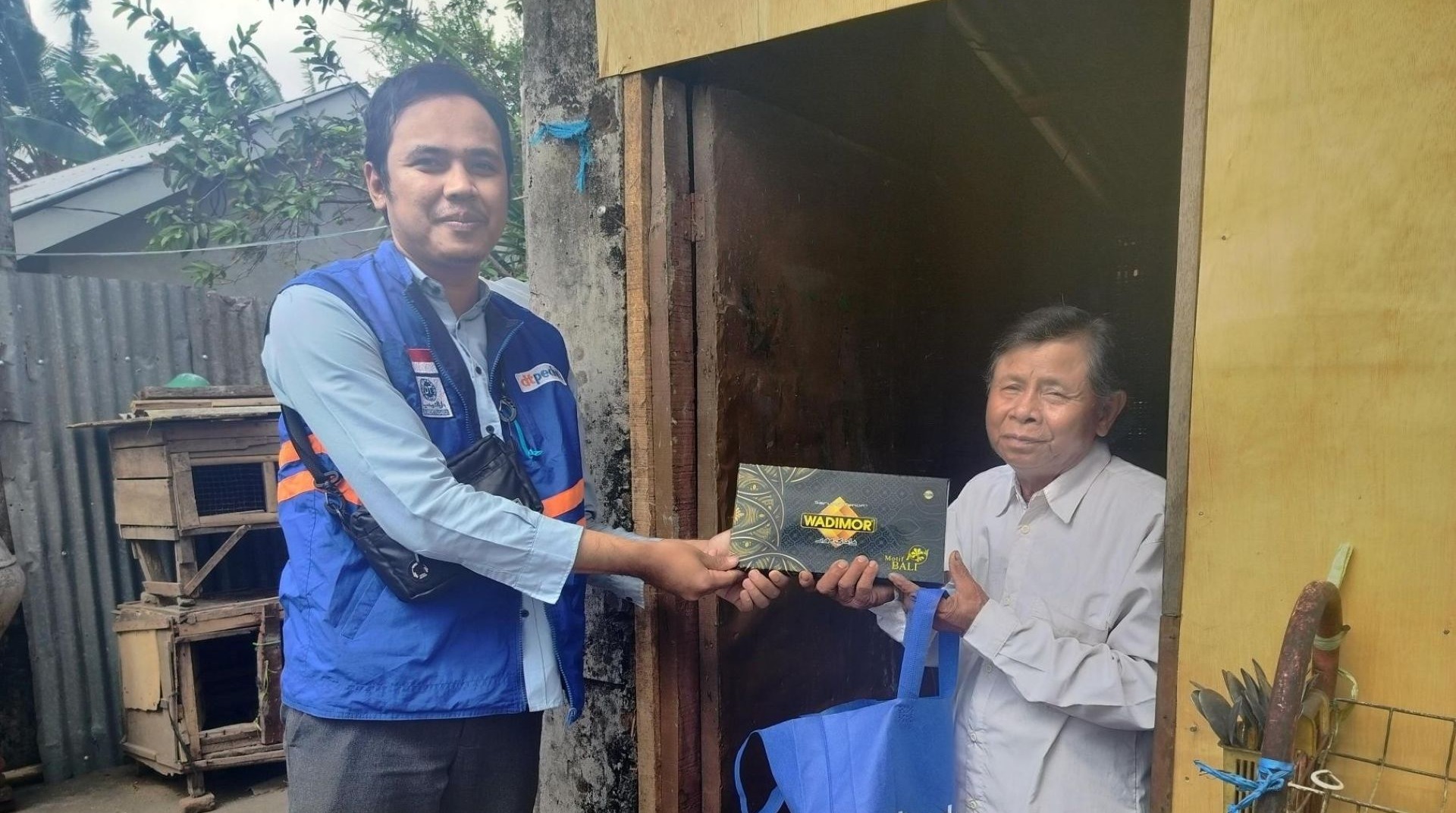 Bantu Kakek Sahdan, DT Peduli Mataram-NTB Gerak Cepat Salurkan Bantuan Kemanusiaan 