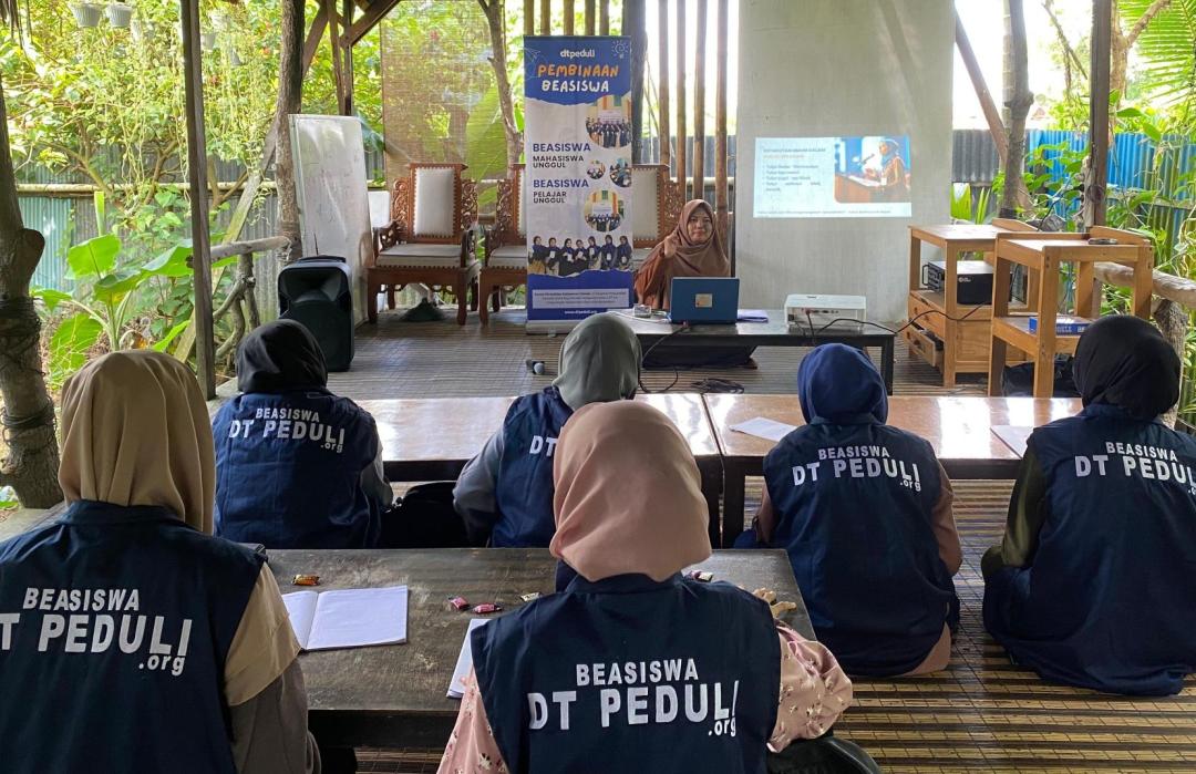 Asah Kemampuan Public Speaking, DT Peduli Kalsel Gelar Pembinaan untuk Penerima Beasiswa 