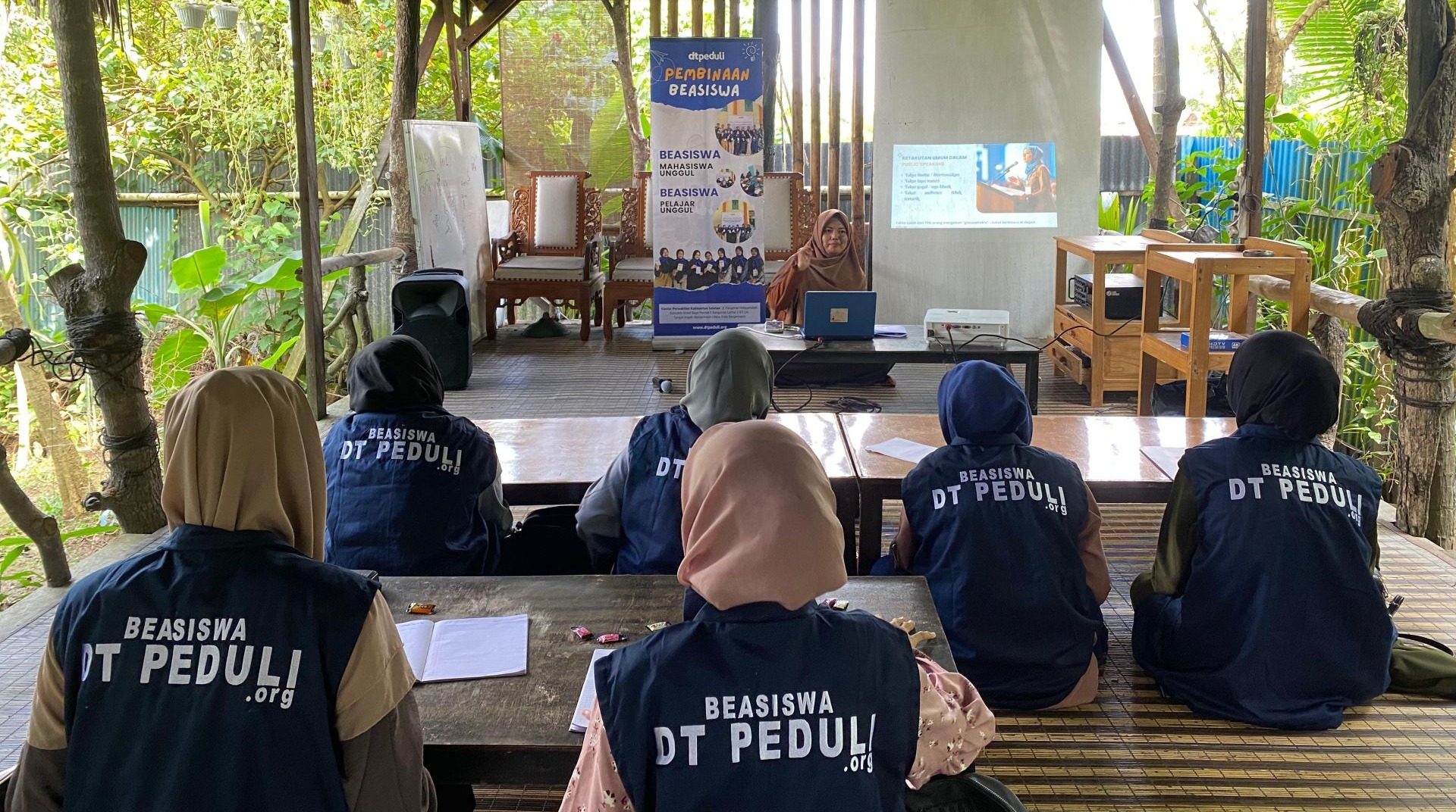 Asah Kemampuan Public Speaking, DT Peduli Kalsel Gelar Pembinaan untuk Penerima Beasiswa 