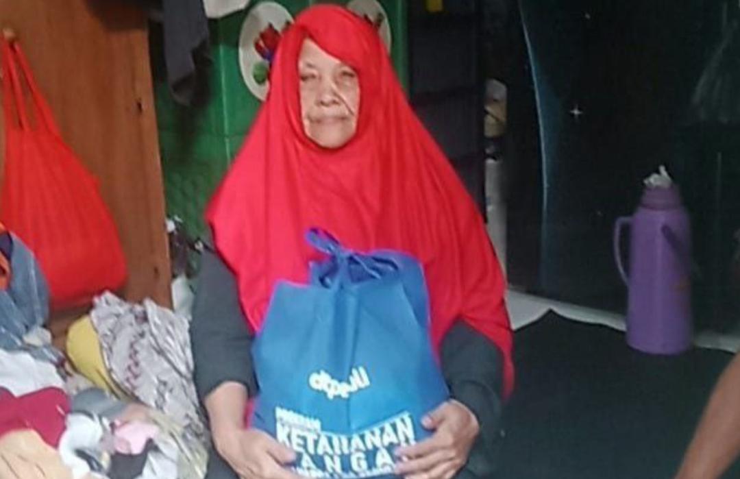 DT Peduli Salurkan Paket Pangan untuk Lansia di Kedung Waringin 