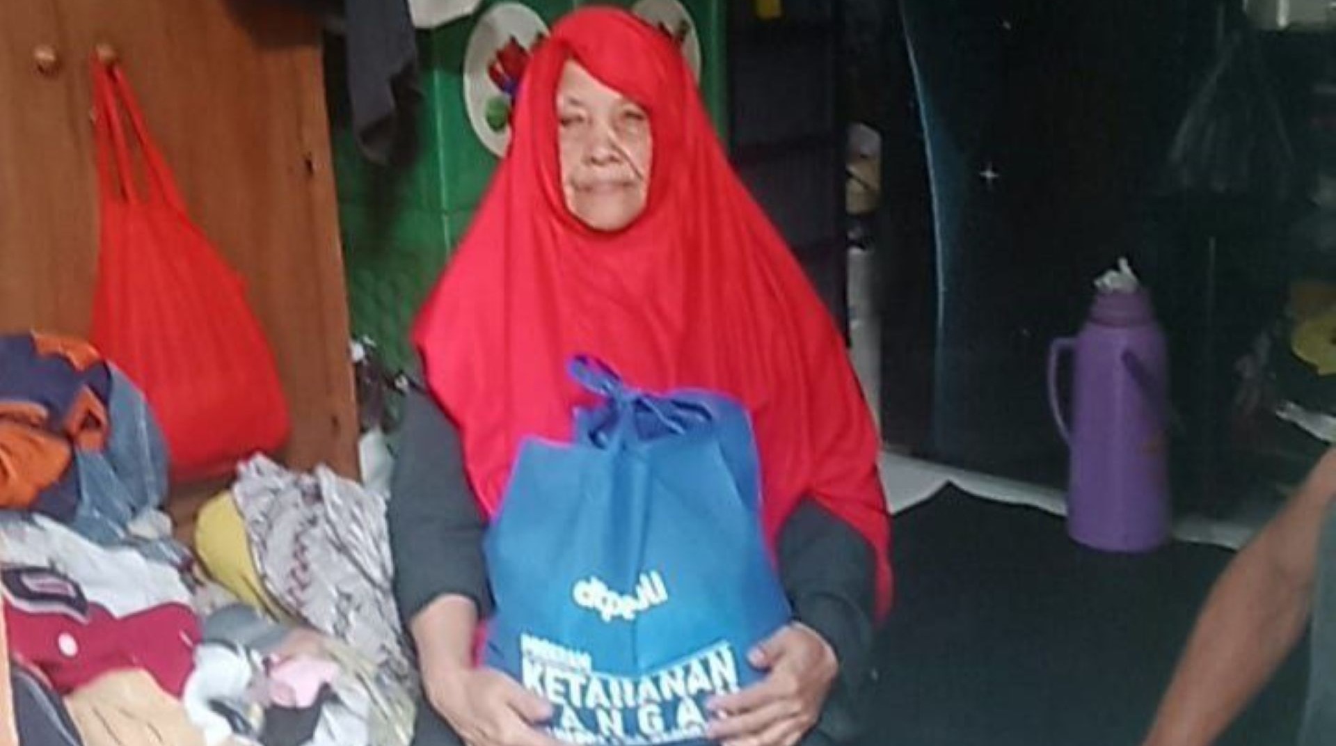 DT Peduli Salurkan Paket Pangan untuk Lansia di Kedung Waringin 