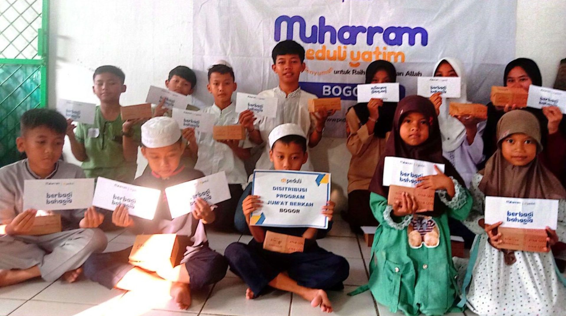 Berbagi di Akhir Agustus, DT Peduli Hadirkan Senyum untuk Anak-anak Cirangkok