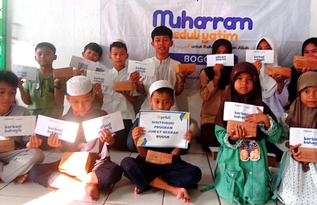 Berbagi di Akhir Agustus, DT Peduli Hadirkan Senyum untuk Anak-anak Cirangkok