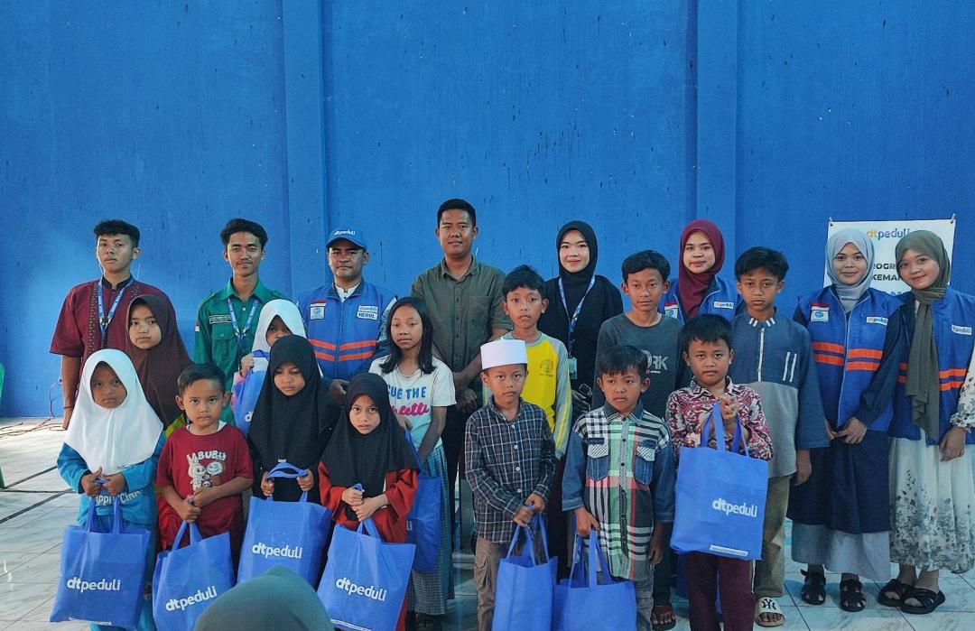 Menebar Senyuman untuk Anak Yatim dan Dhuafa, DT Peduli Bersama Mahasiswa KKN Unsur Salurkan Santunan ke Desa Sukamaju 