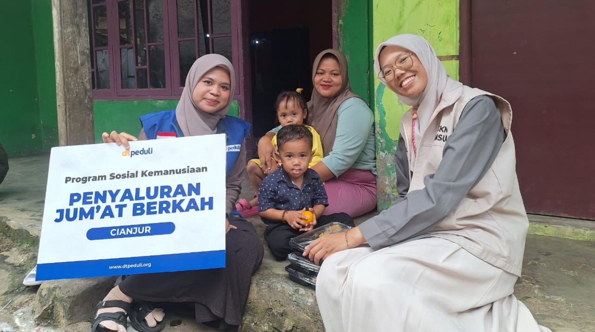 Jumat Berkah, DT Peduli dan Mitra Salurkan Paket Berkah di Hawurwangi 