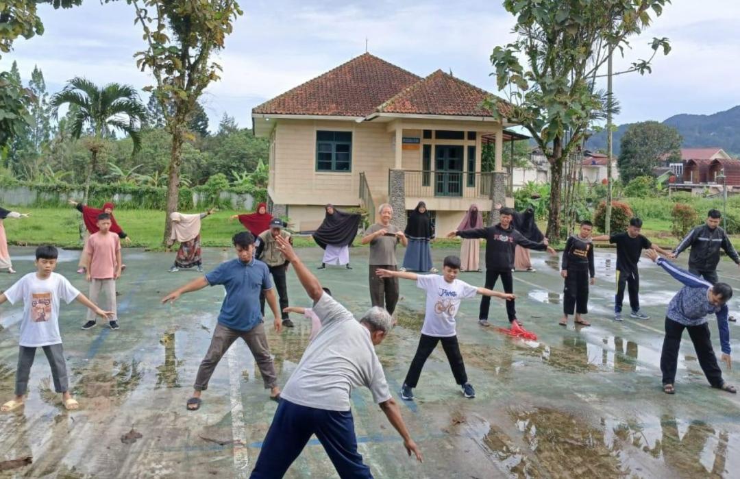 Jaga Kebugaran Santri RTQ, DT Peduli Jakarta Gelar Olahraga Rutin di Blok S 