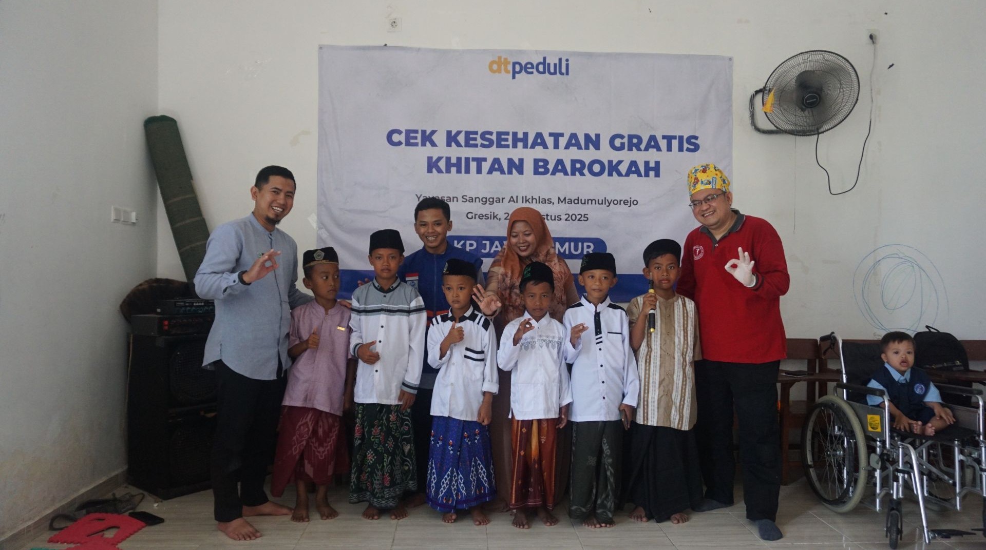 Sentuhan Kepedulian di Gresik, DT Peduli Gelar Cek Kesehatan Gratis dan Khitan Barokah untuk Penghuni Panti Disabilitas dan Warga Sekitar 