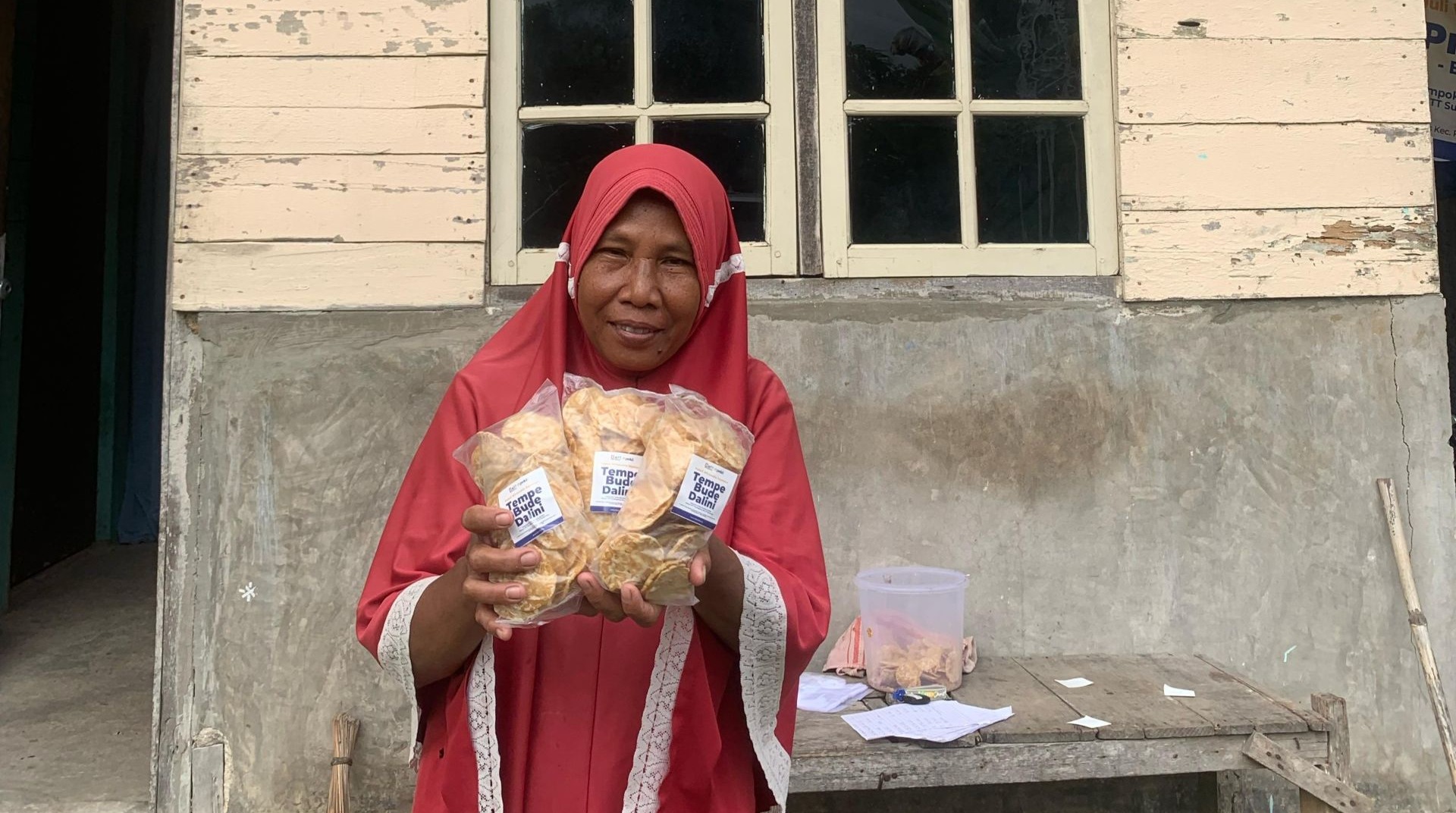 Dari Tempe Mentah Jadi Keripik, Bude Dalini Kian Mandiri Berkat Pendampingan Ekonomi DT Peduli 