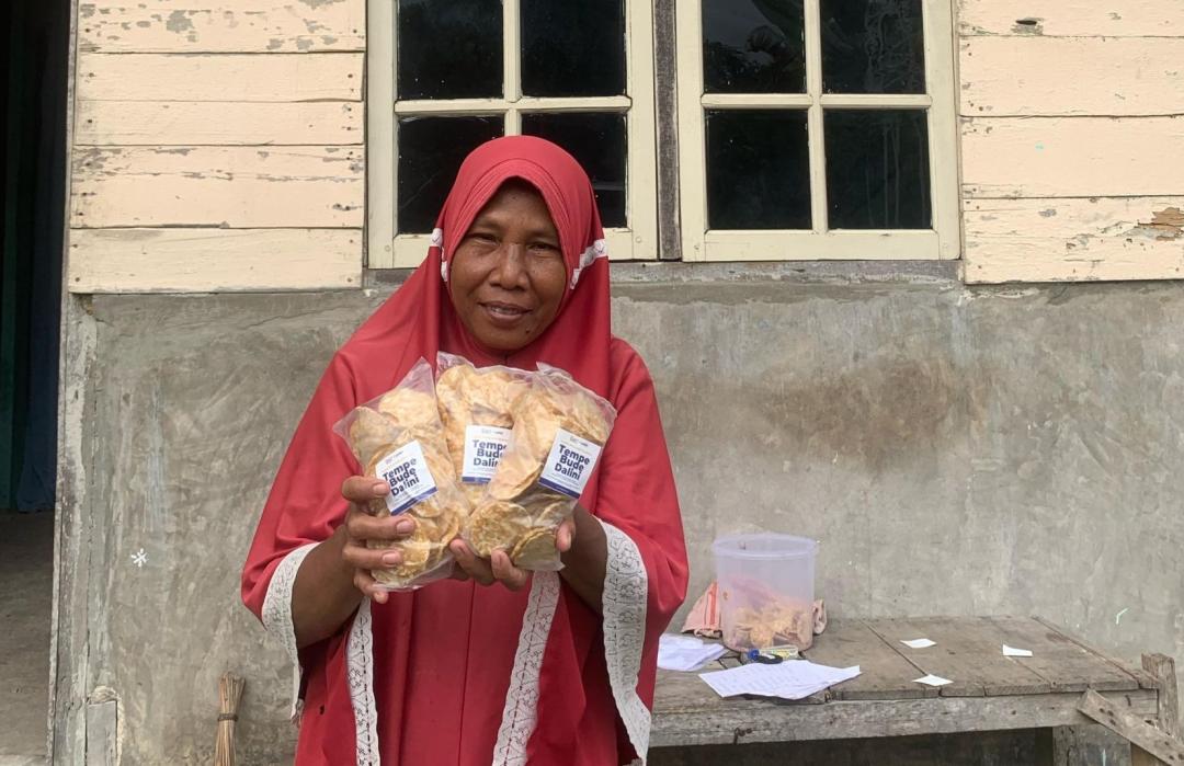 Dari Tempe Mentah Jadi Keripik, Bude Dalini Kian Mandiri Berkat Pendampingan Ekonomi DT Peduli 