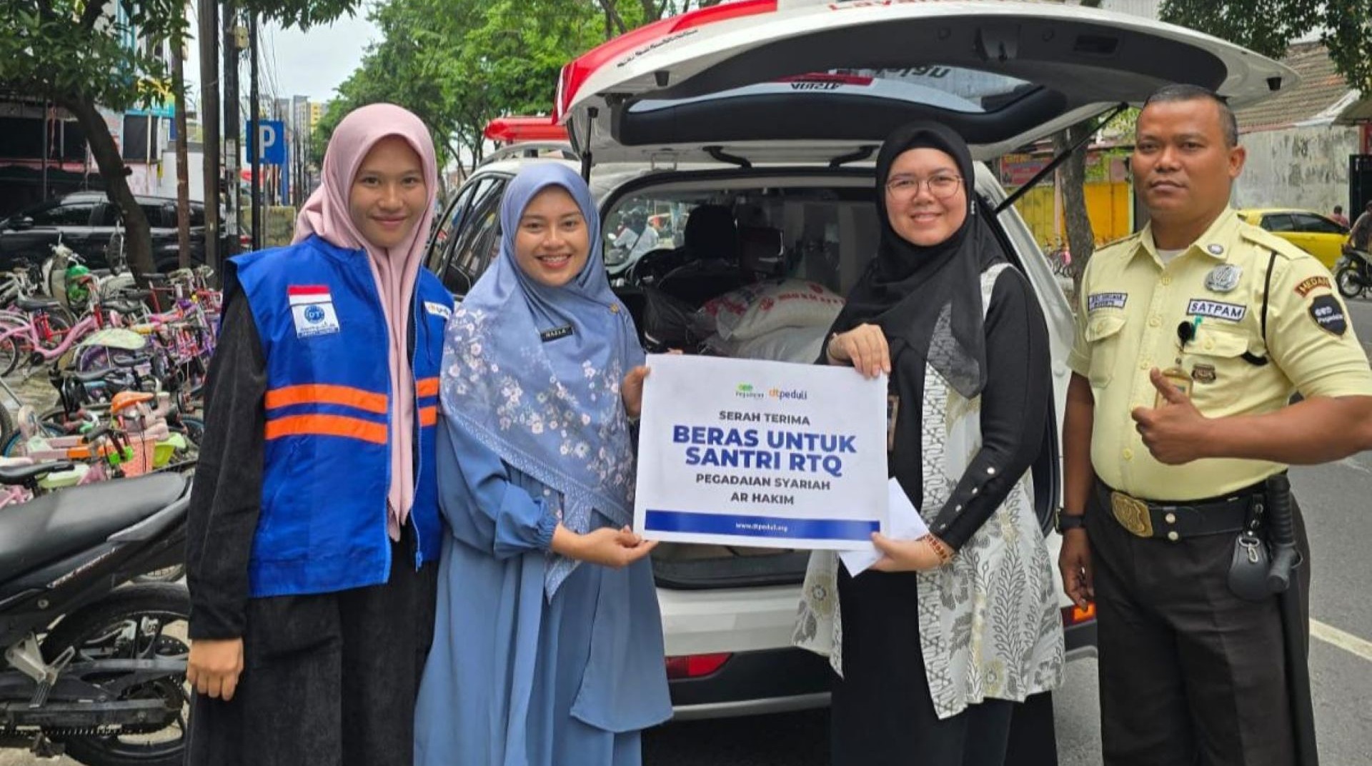 Dukung Santri Penghafal Al-Qur'an, Pegadaian Syariah AR Hakim Salurkan Bantuan Beras untuk RTQ DT Peduli Sumut 