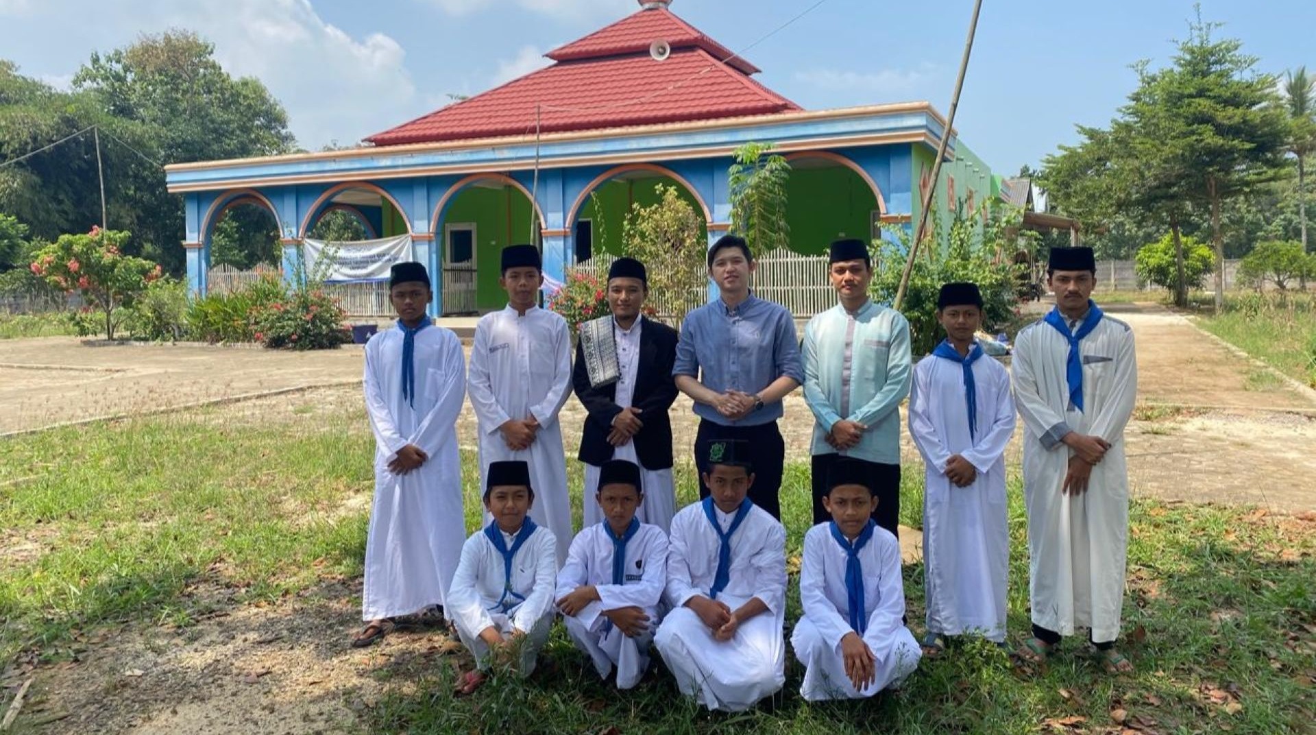 Berikan Semangat kepada Santri Tahfidz, Koh Dennis Kunjungi RTQ DT Peduli Lampung 