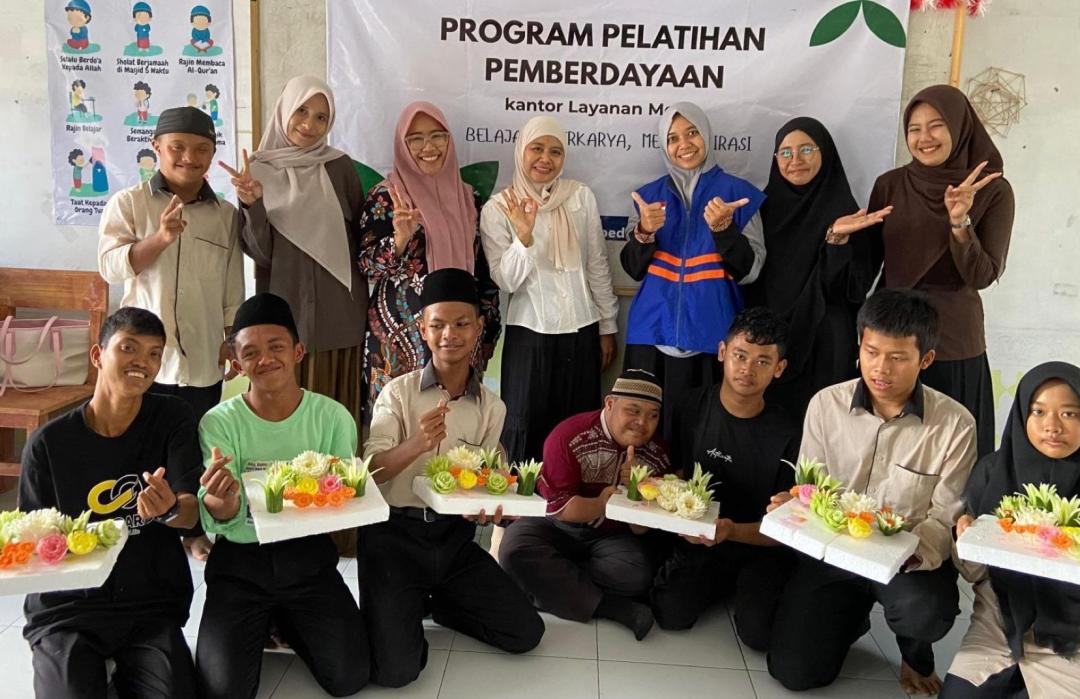 Dorong Kemandirian Difabel, DT Peduli Lampung Gelar Pelatihan Garnis Tumpeng di SLB Tri Bakti Al Qudwah 