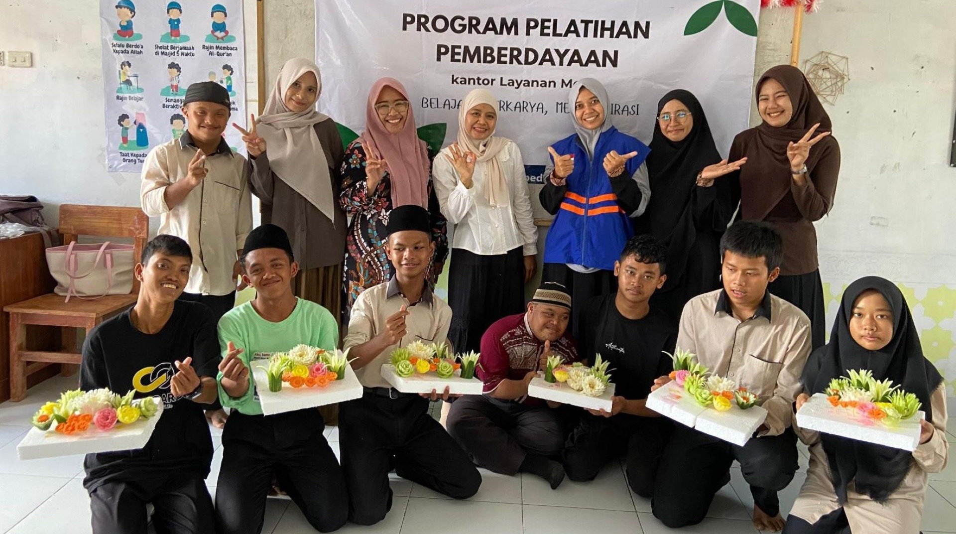 Dorong Kemandirian Difabel, DT Peduli Lampung Gelar Pelatihan Garnis Tumpeng di SLB Tri Bakti Al Qudwah 