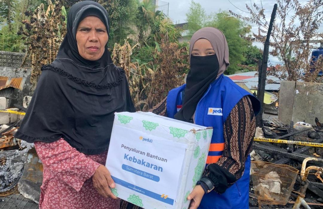 Cepat Tanggap, DT Peduli Sumbar Salurkan Bantuan untuk Korban Kebakaran 