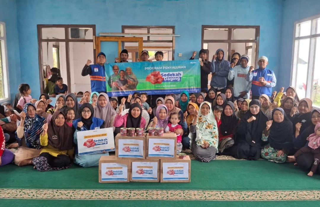 Sentuh Warga Pelosok, DT Peduli Salurkan Ribuan Kaleng Sedekah Daging di Bandung Raya 