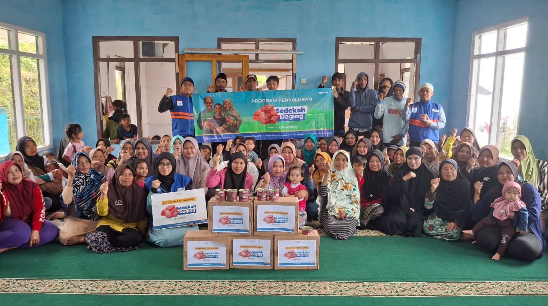 Sentuh Warga Pelosok, DT Peduli Salurkan Ribuan Kaleng Sedekah Daging di Bandung Raya 