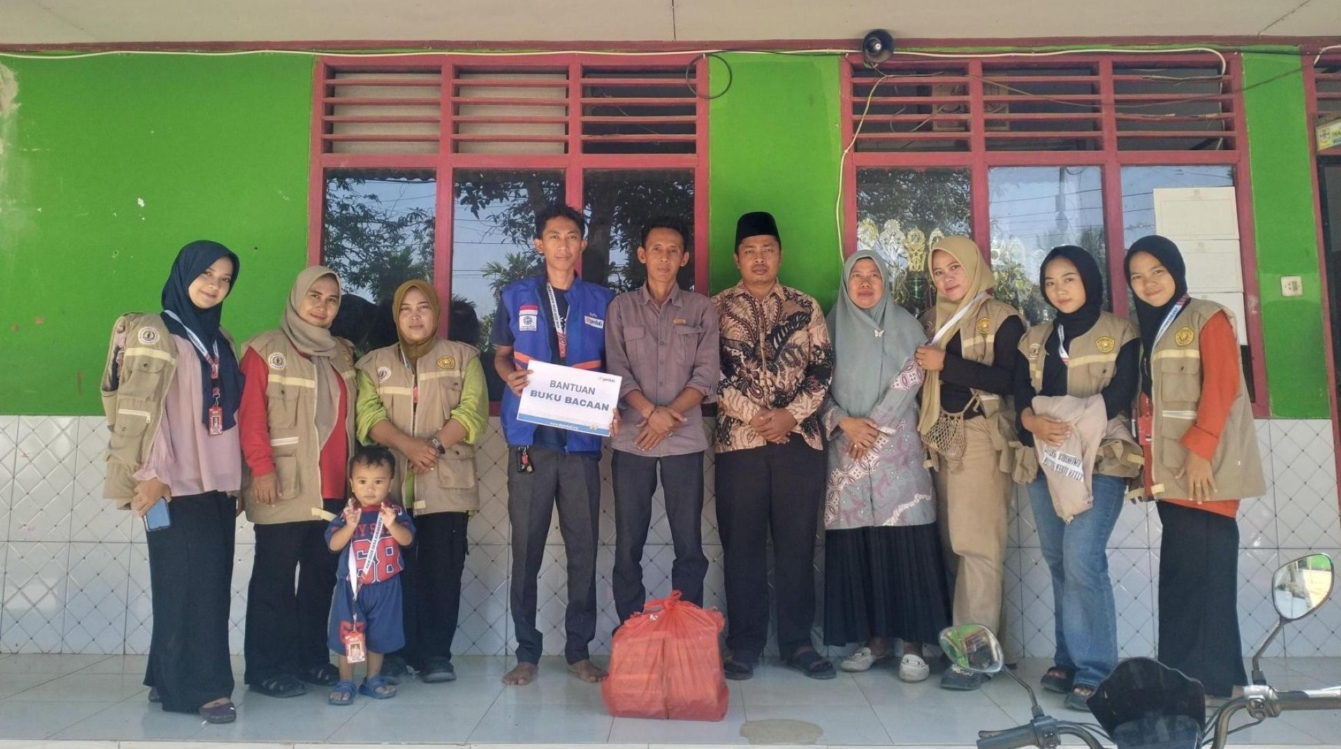 Dorong Minat Baca, DT Peduli Salurkan Ratusan Buku untuk Siswa MTs di Pelosok Pandeglang 