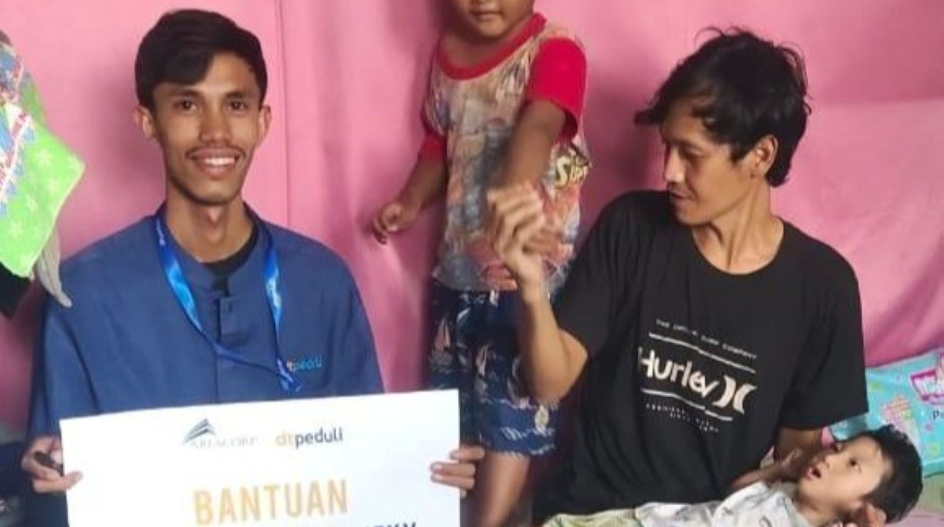 Cepat Tanggap, DT Peduli Serang Salurkan Bantuan untuk Rizki, Balita Penderita Kolostomi di Lebak 