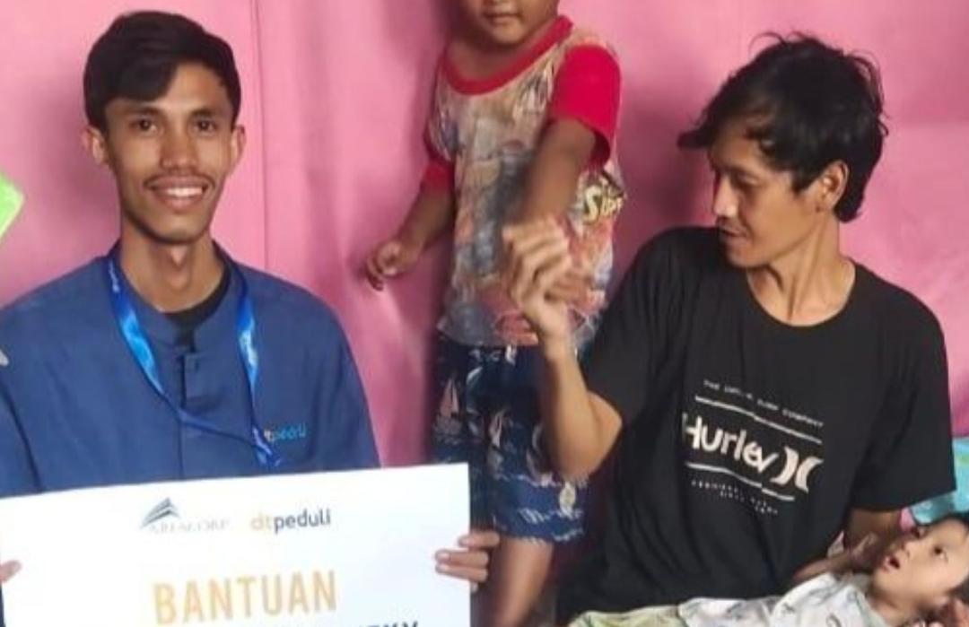 Cepat Tanggap, DT Peduli Serang Salurkan Bantuan untuk Rizki, Balita Penderita Kolostomi di Lebak 