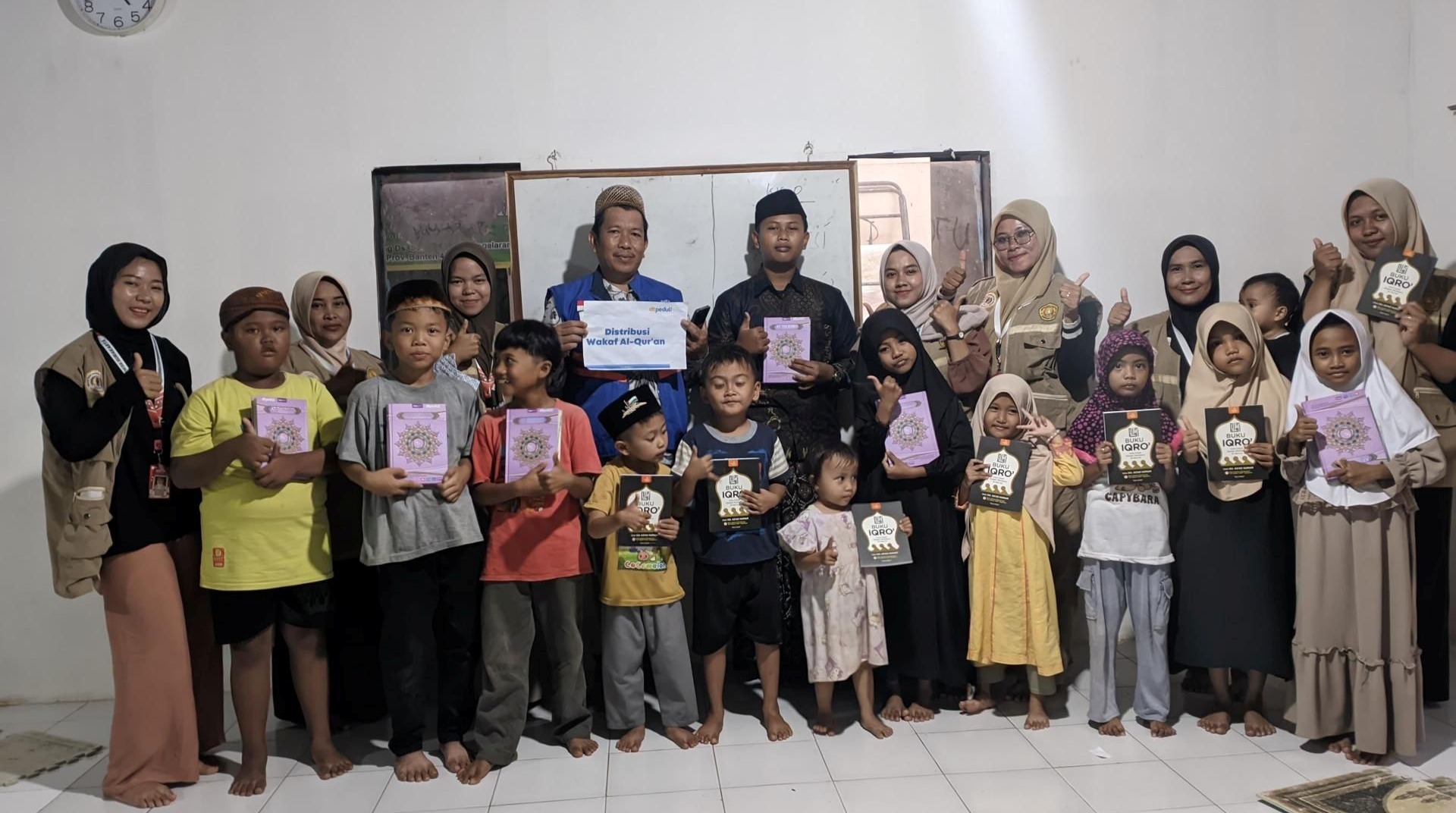 Dorong Semangat Belajar Santri, DT Peduli Salurkan Al-Qur'an dan Iqra di Kampung Walang Pandeglang 