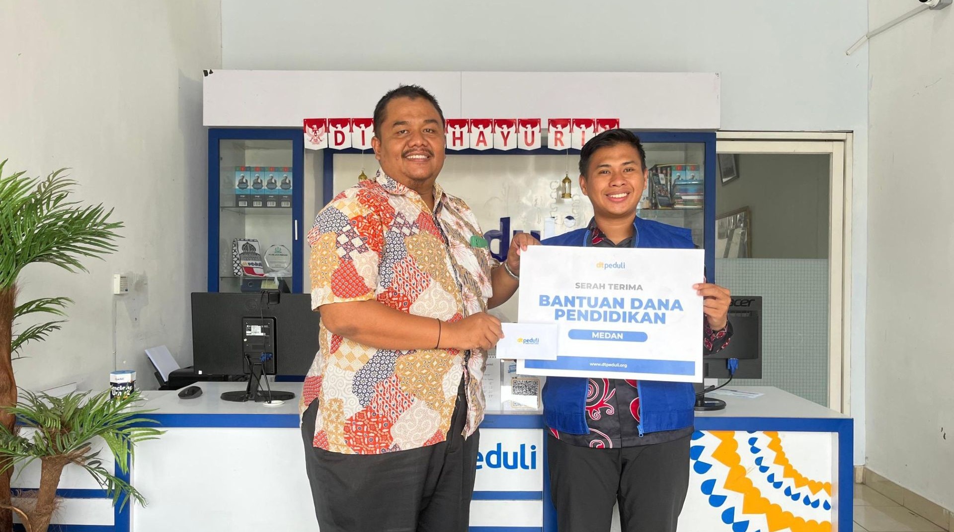 Dorong Kelanjutan Pendidikan, DT Peduli Sumut Salurkan Bantuan Dana kepada Dua Mahasiswa 