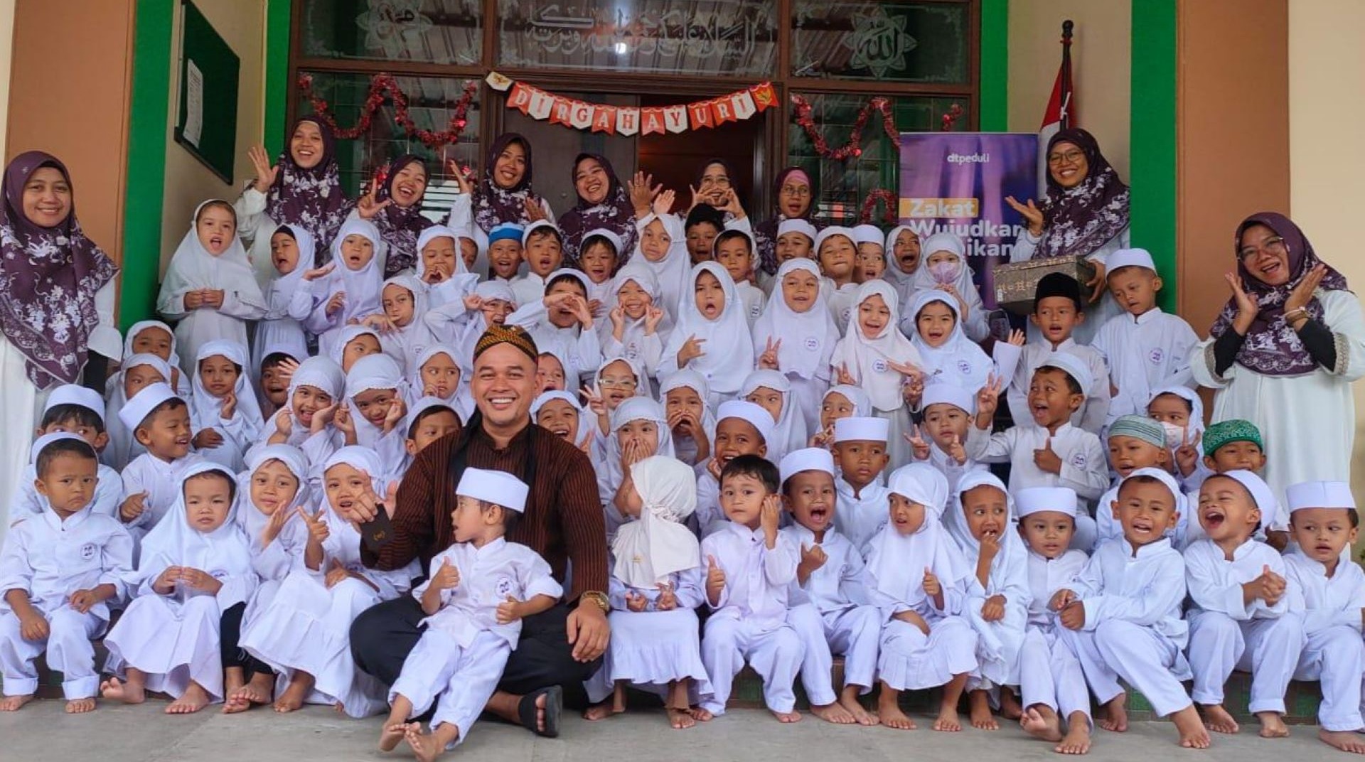 Teladani Akhlak Nabi, DT Peduli Jateng Ajak Siswa TK Madinatul Ilmi Berbagi untuk Korban Kekeringan 