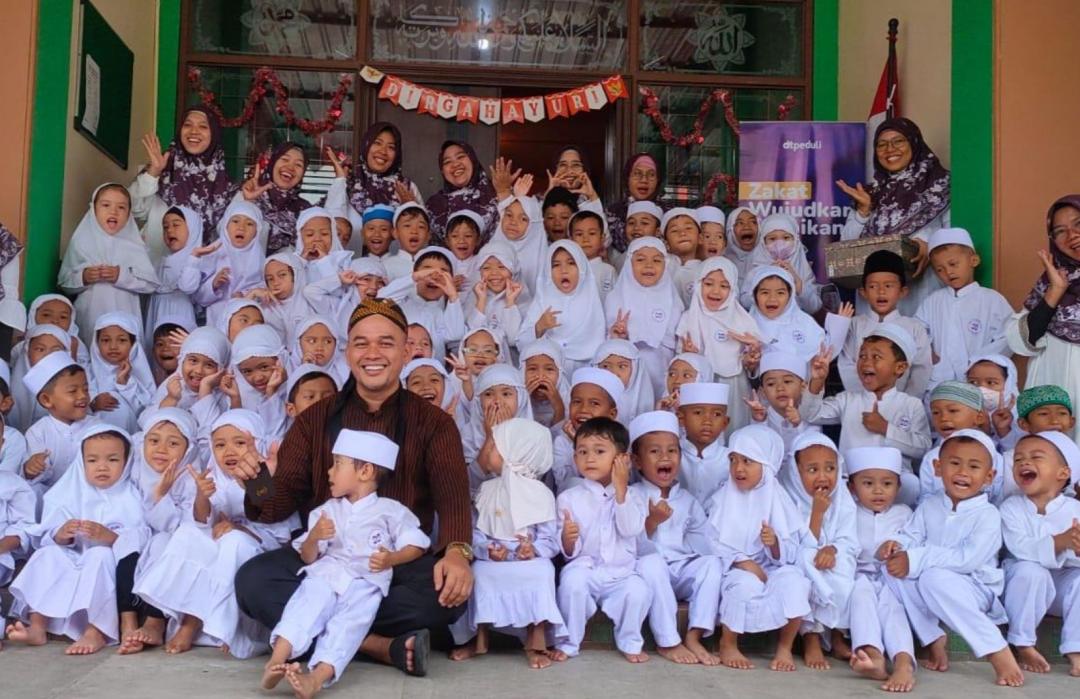 Teladani Akhlak Nabi, DT Peduli Jateng Ajak Siswa TK Madinatul Ilmi Berbagi untuk Korban Kekeringan 