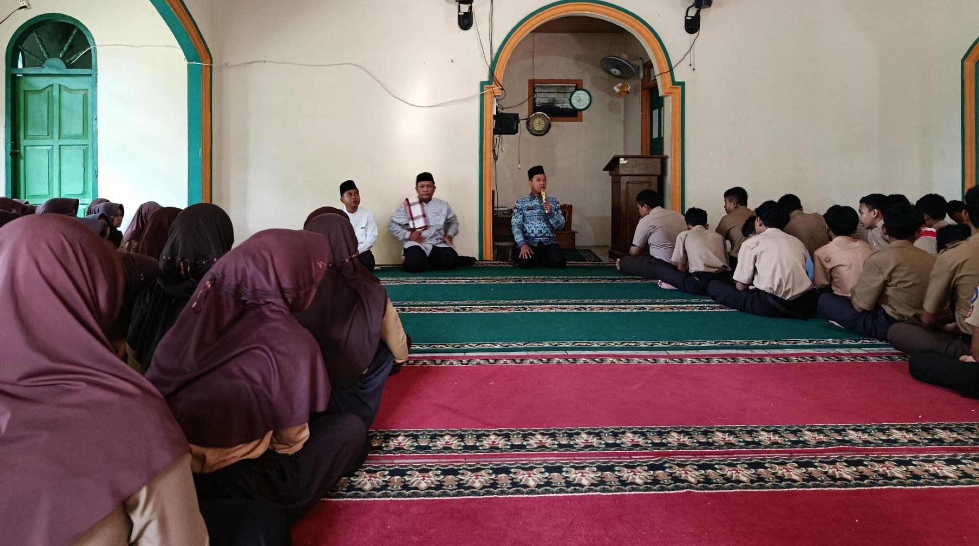 Peringatan Maulid Nabi di SMPN 5 Metro Tanamkan Akhlak dan Semangat Berbagi pada Siswa 