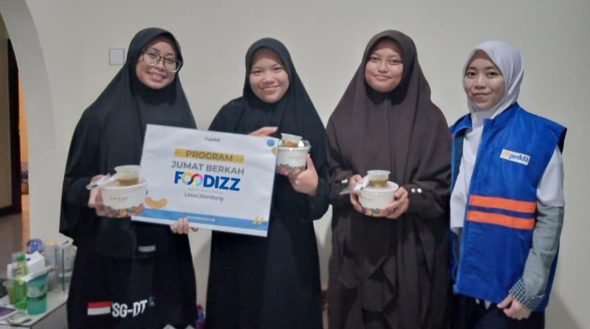 Jumat Berkah, DT Peduli dan Foodizz Bagikan Nasi Goreng dan Rice Bowl di Sekitar Daarut Tauhiid 