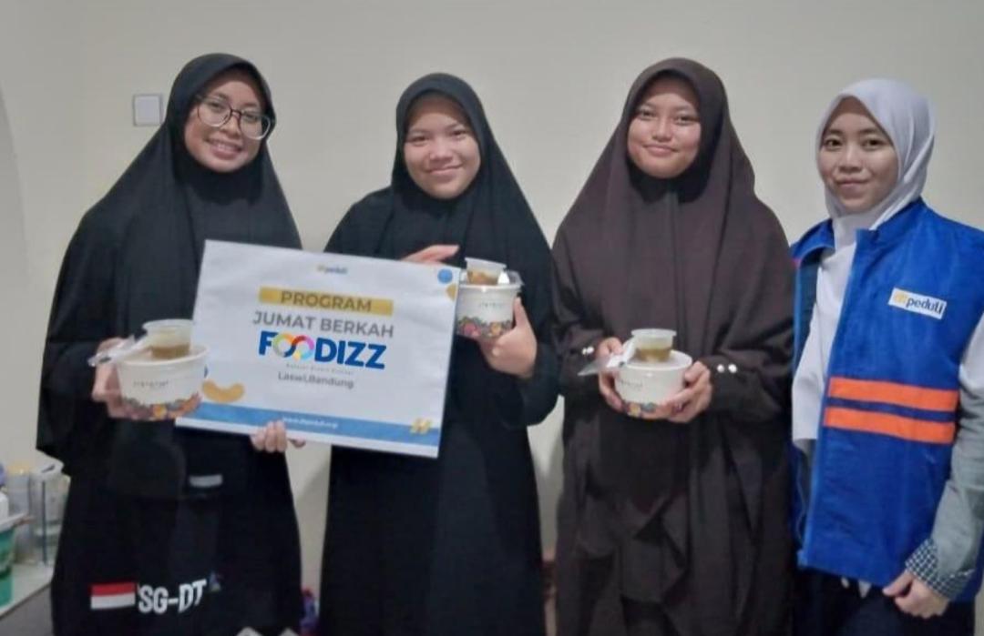 Jumat Berkah, DT Peduli dan Foodizz Bagikan Nasi Goreng dan Rice Bowl di Sekitar Daarut Tauhiid 