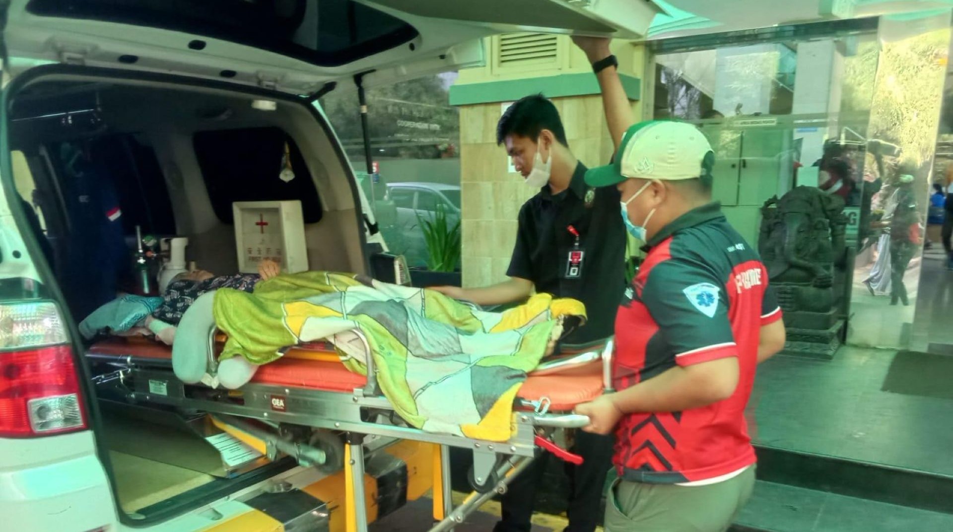 Cepat Tanggap, DT Peduli Fasilitasi Evakuasi Pasien Kurang Mampu ke RS Santosa 