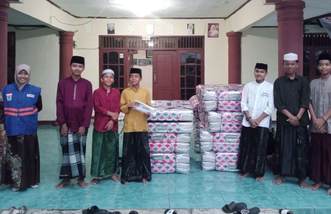 Dukung Pemulihan Pascabanjir, DT Peduli Bogor Salurkan Bantuan Kasur untuk Pesantren Al Furqon 
