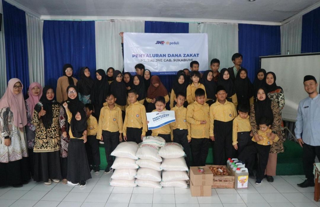 DT Peduli Salurkan Zakat JNE Sukabumi untuk Panti Tunanetra 