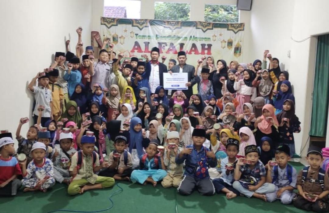 Dukung Peningkatan Gizi Santri, DT Peduli Malang Salurkan 200 Kornet untuk TPQ Darul Falah di Wajak 