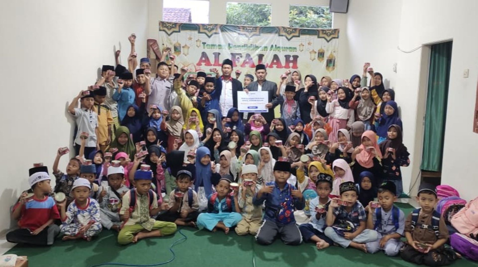 Dukung Peningkatan Gizi Santri, DT Peduli Malang Salurkan 200 Kornet untuk TPQ Darul Falah di Wajak 