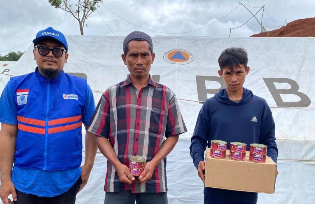 DT Peduli Sukabumi Salurkan Bantuan Daging Kaleng untuk Korban Longsor Langkapjaya 
