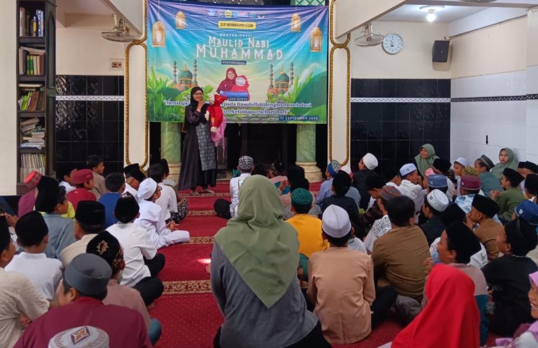 Ajak Siswa Teladani Akhlak Rasulullah Saw., DT Peduli Gelar Berkisah di SDN Wonokromo 1 Saat Maulid 