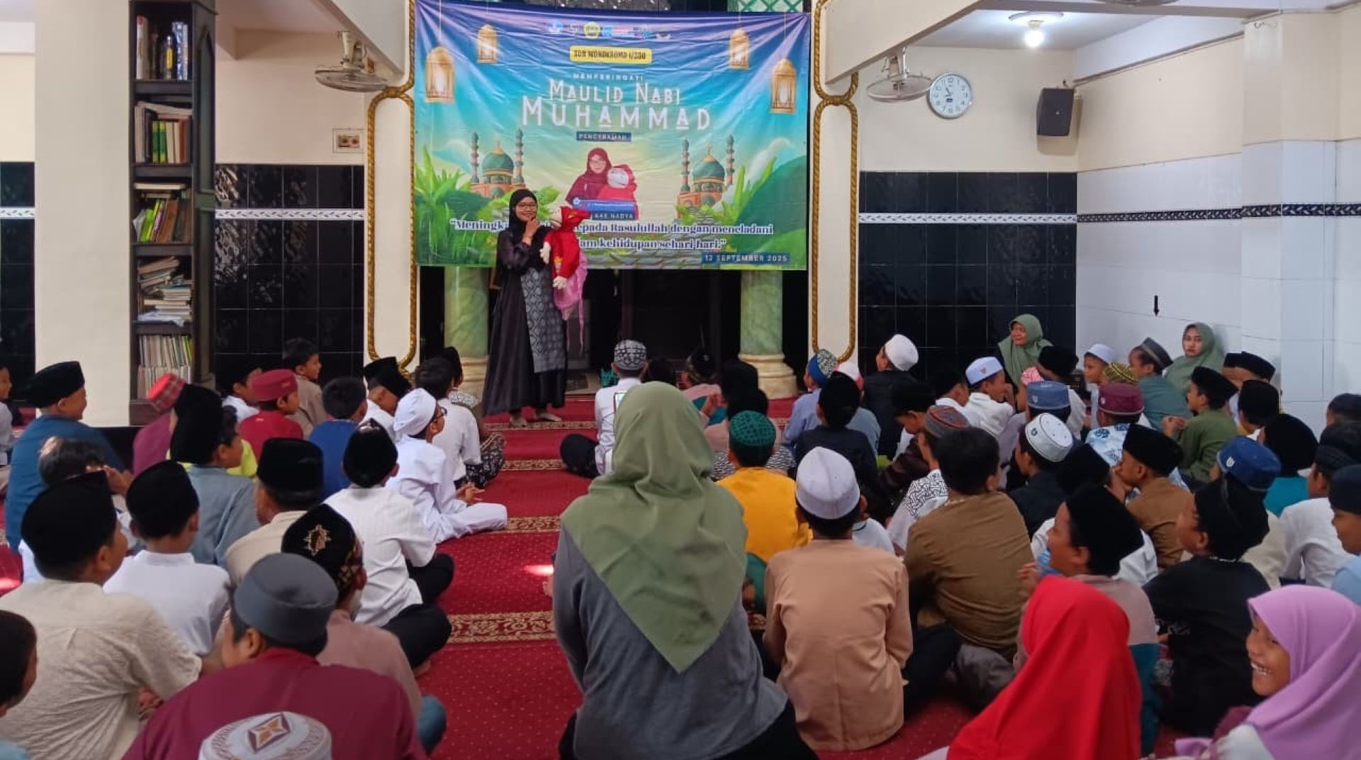 Ajak Siswa Teladani Akhlak Rasulullah Saw., DT Peduli Gelar Berkisah di SDN Wonokromo 1 Saat Maulid 