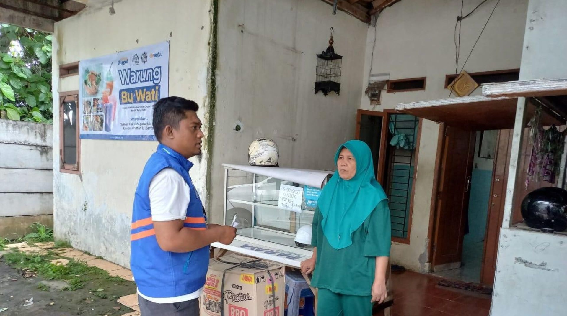 Dorong Kemandirian UMKM, DT Peduli dan Masjid Al Kautsar Berikan Bantuan Modal Usaha untuk Warung Bu Wati 