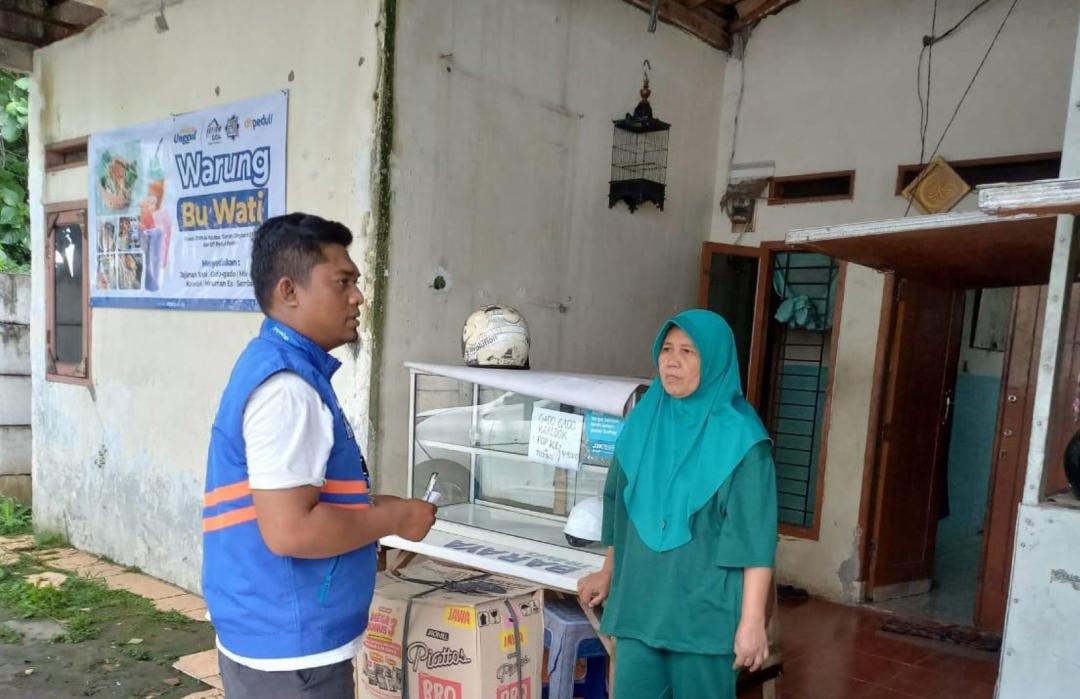 Dorong Kemandirian UMKM, DT Peduli dan Masjid Al Kautsar Berikan Bantuan Modal Usaha untuk Warung Bu Wati 