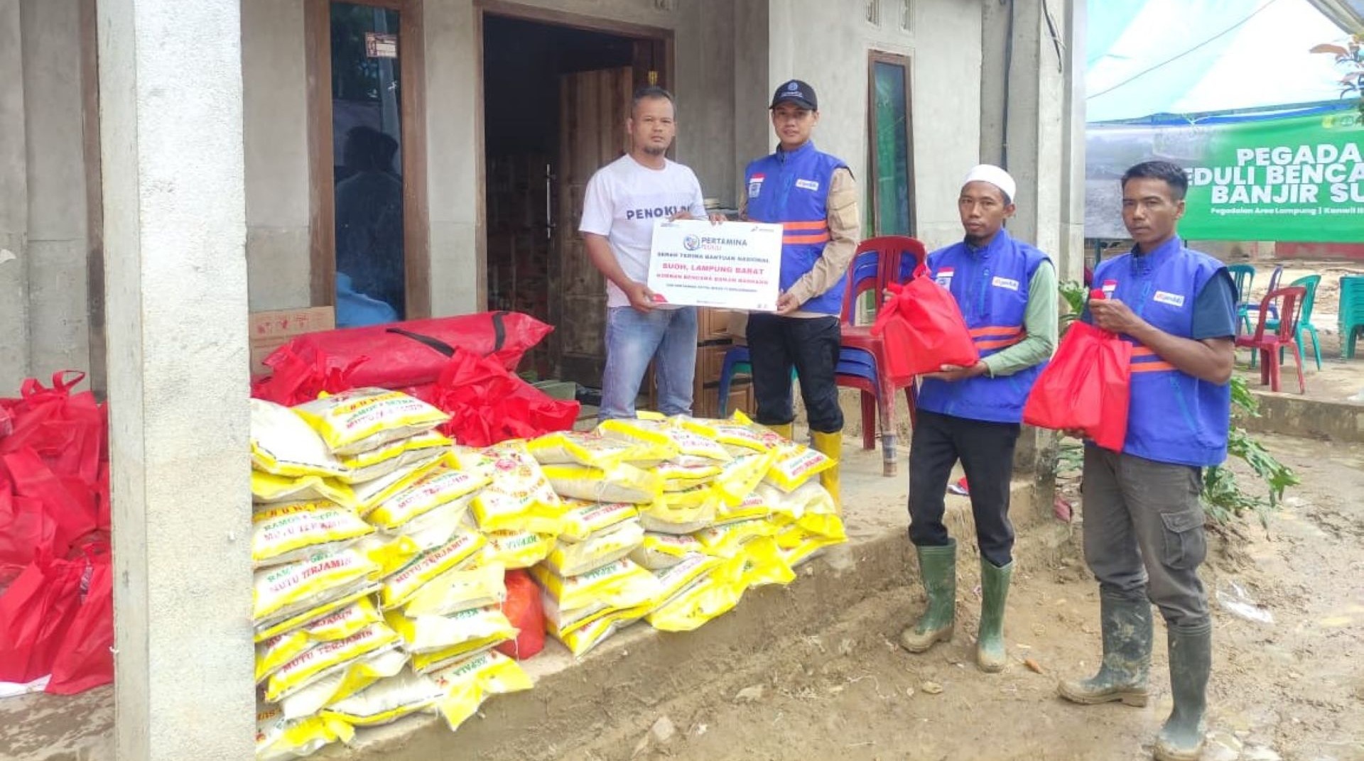 Tempuh 10 Jam Perjalanan Berbahaya, DT Peduli Salurkan Bantuan untuk Korban Banjir Bandang Lampung Barat 