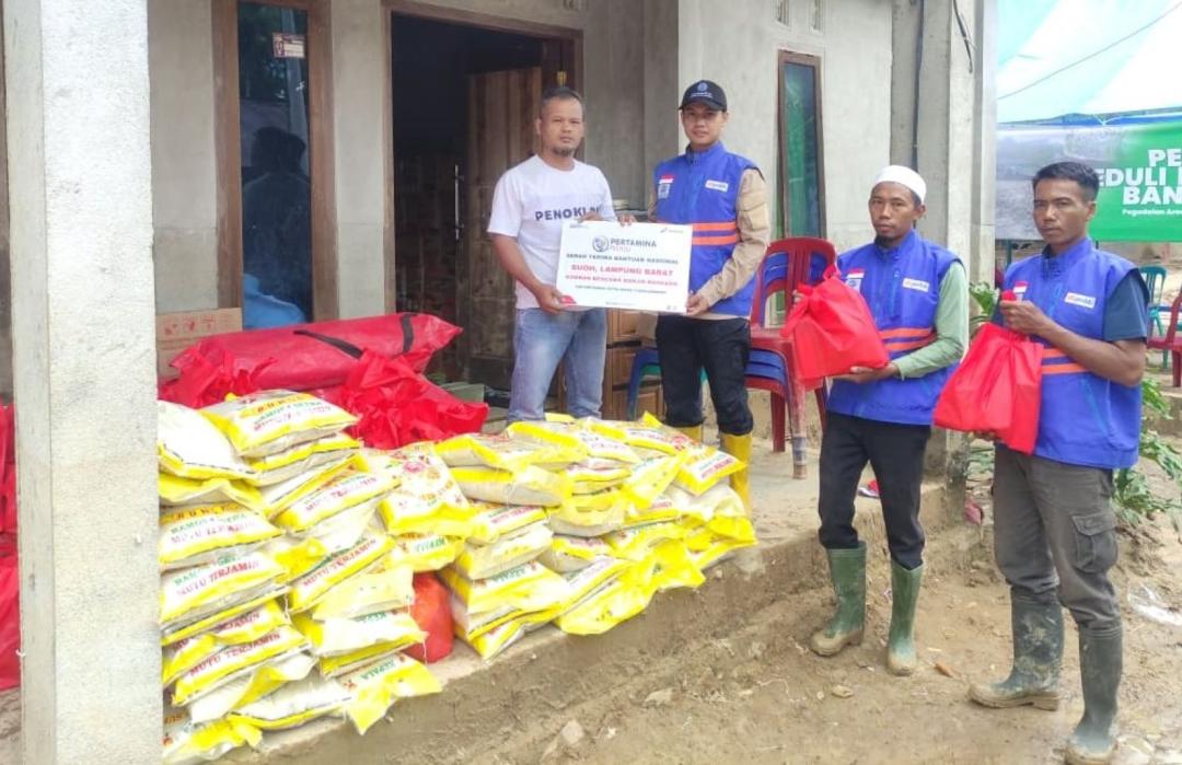 Tempuh 10 Jam Perjalanan Berbahaya, DT Peduli Salurkan Bantuan untuk Korban Banjir Bandang Lampung Barat 