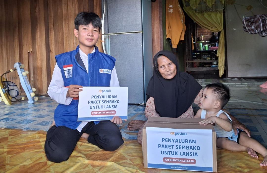 Ringankan Beban Usia Senja, DT Peduli Kalsel Salurkan Paket Sembako untuk Lansia Barito Kuala 