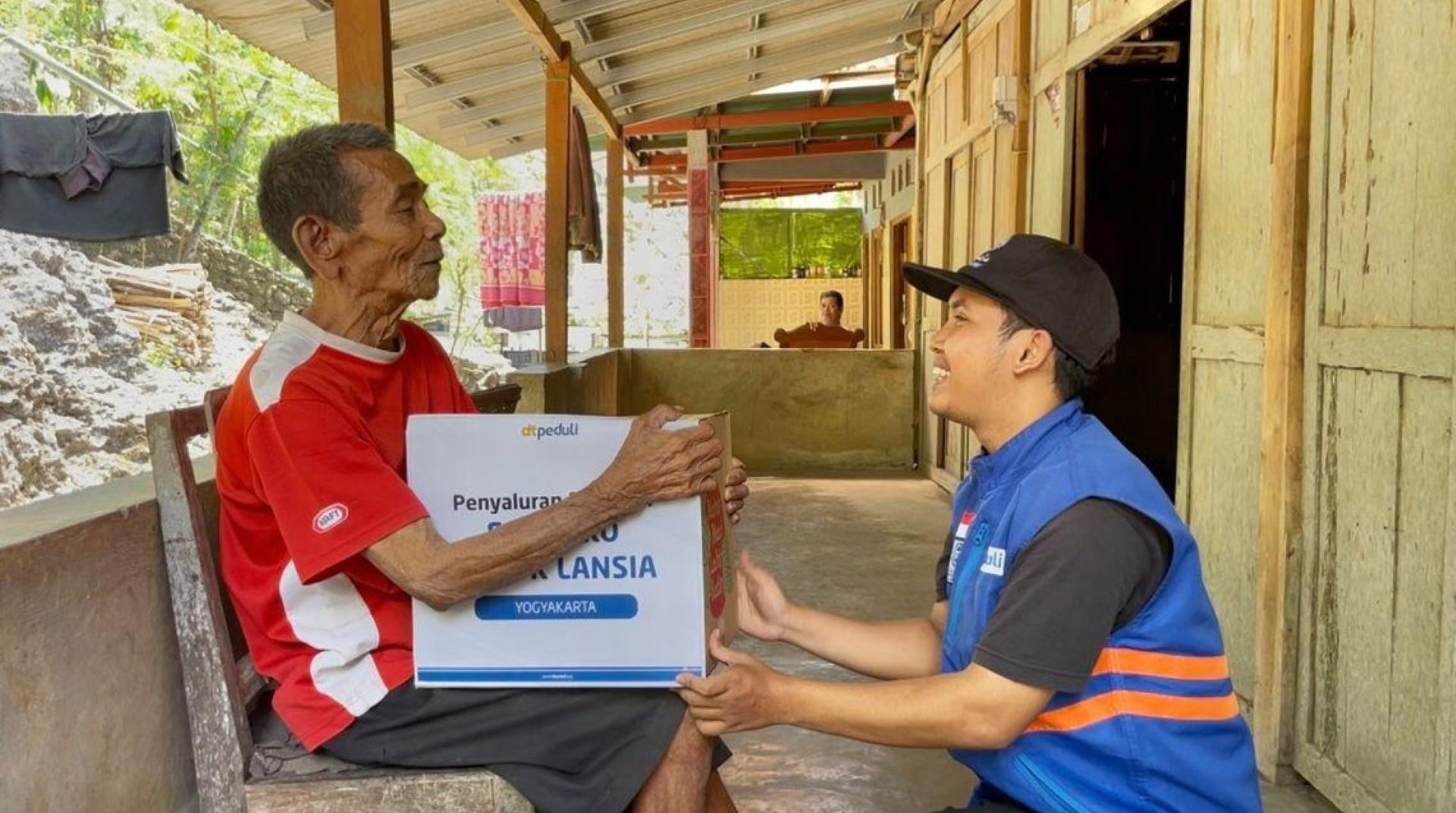 Sentuh Hati Lansia, DT Peduli Salurkan Bantuan Sembako di Gunungkidul 